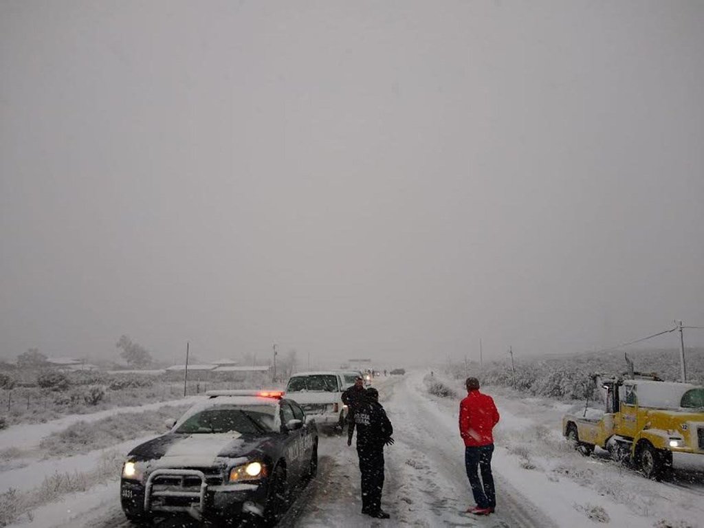 Se presentaron cierres en carreteras debido a la presencia de nieve. (EFE)