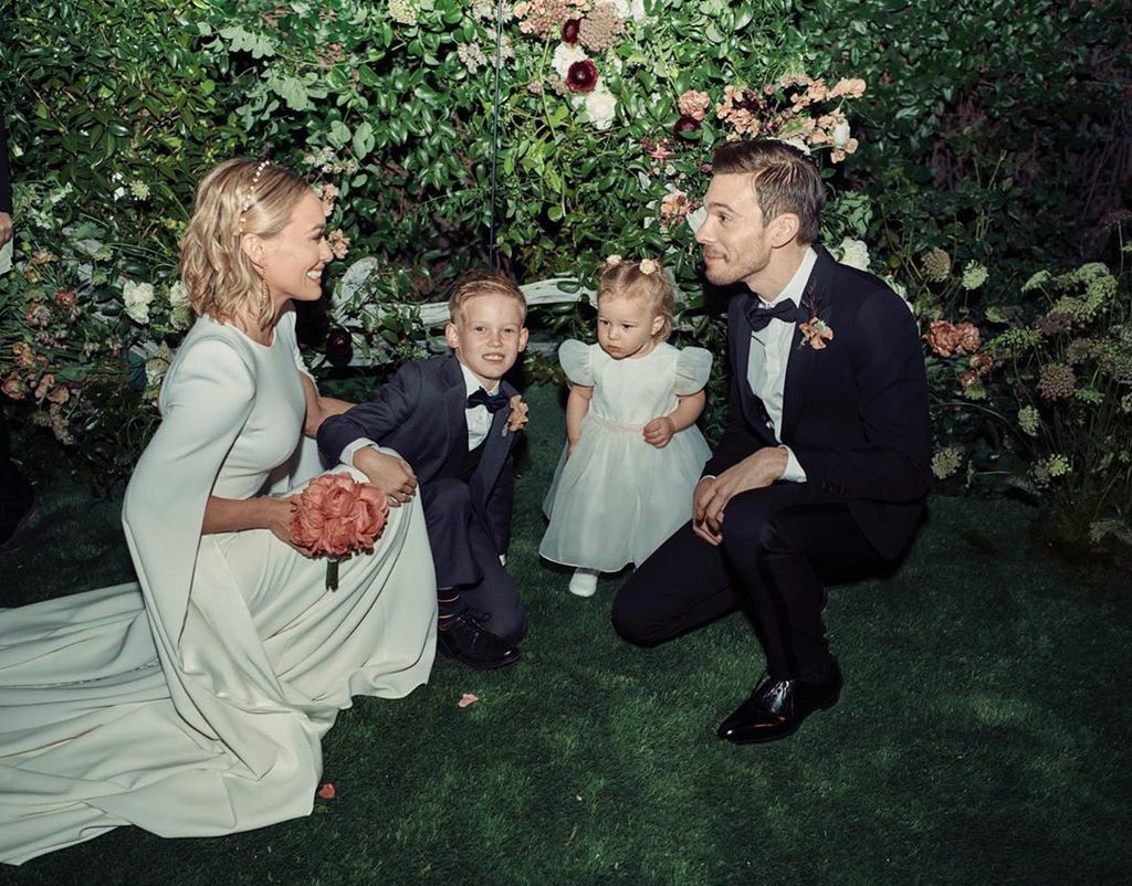 Felices. Hilary Duff y Matthew Koma, posan al lado de sus hijos durante su boda, la cantante subió las fotos a sus redes. (ESPECIAL) 