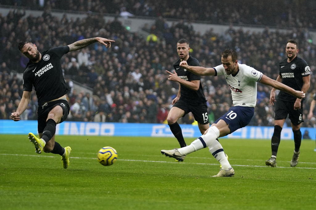 Harry Kane dispara para marcar el tanto del empate transitorio a un tanto, en la victoria del Tottenham 2-1 sobre Brighton. (EFE)