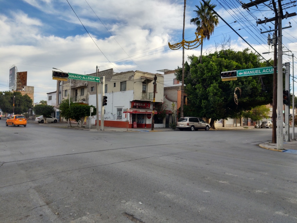 Los semáforos ubicados en la avenida Allende y calle Acuña, al poniente de Torreón, registraron fallas en la mañana de ayer.