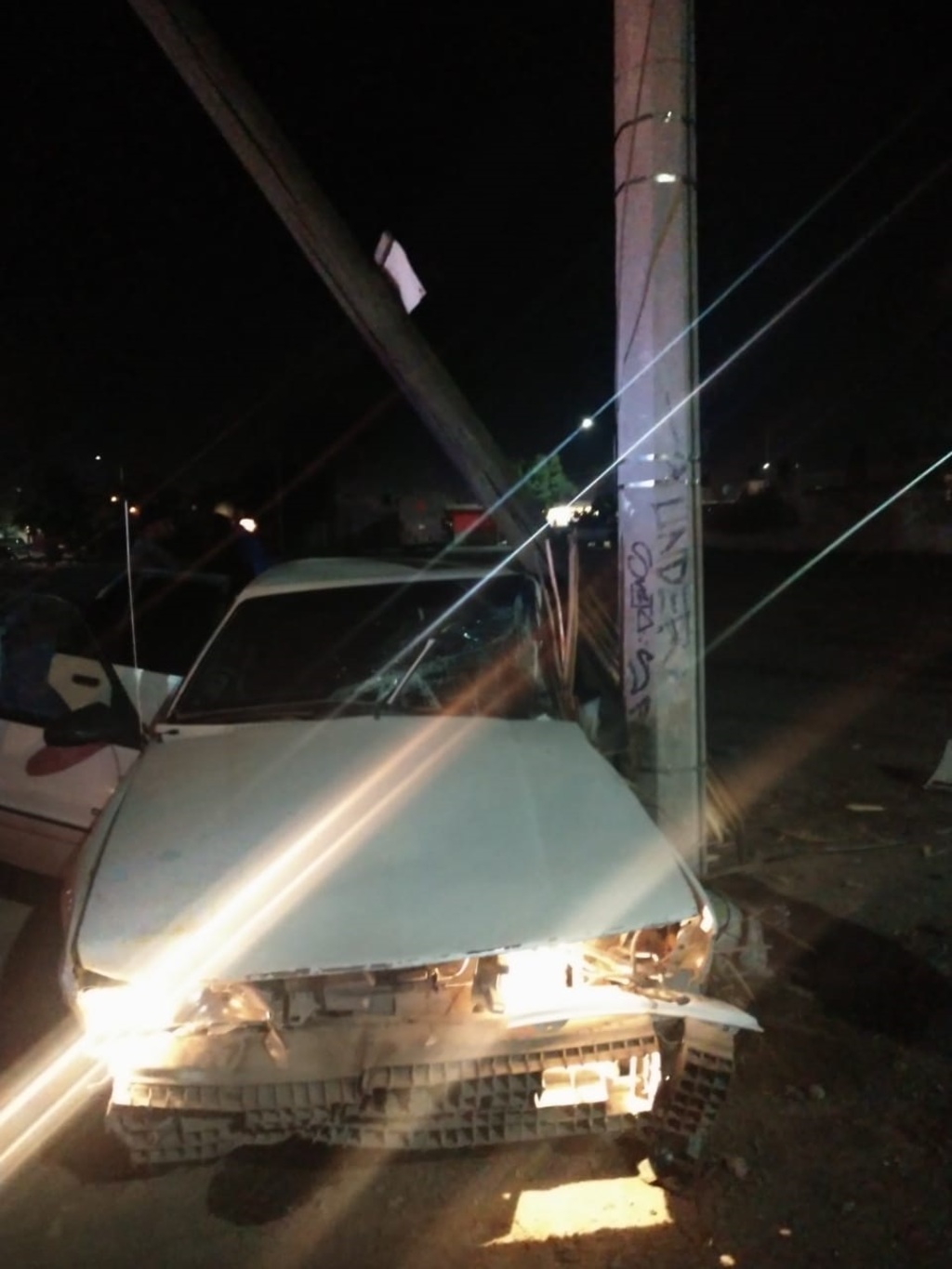 Luego de chocar contra el taxi, el conductor de la unidad Chevrolet Cavalier se impactó contra un poste de madera.