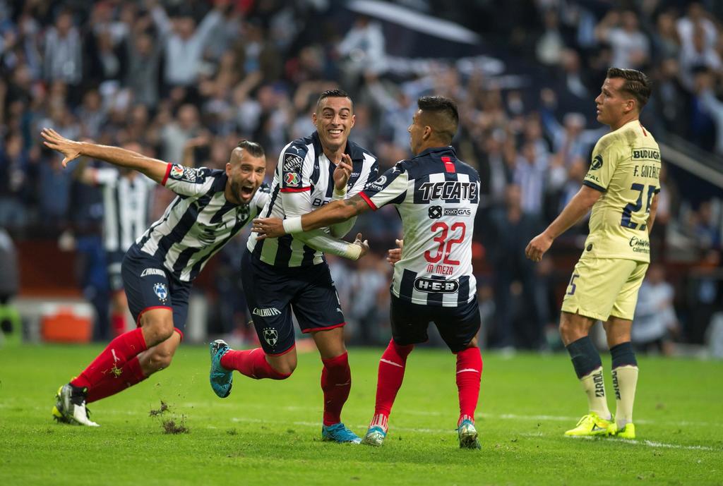 Rogelio Funes Mori anotó un golazo en el tiempo agregado y Monterrey remontó para derrotar 2-1 al América, en el choque de ida de la final del torneo Apertura 2019. (EFE)