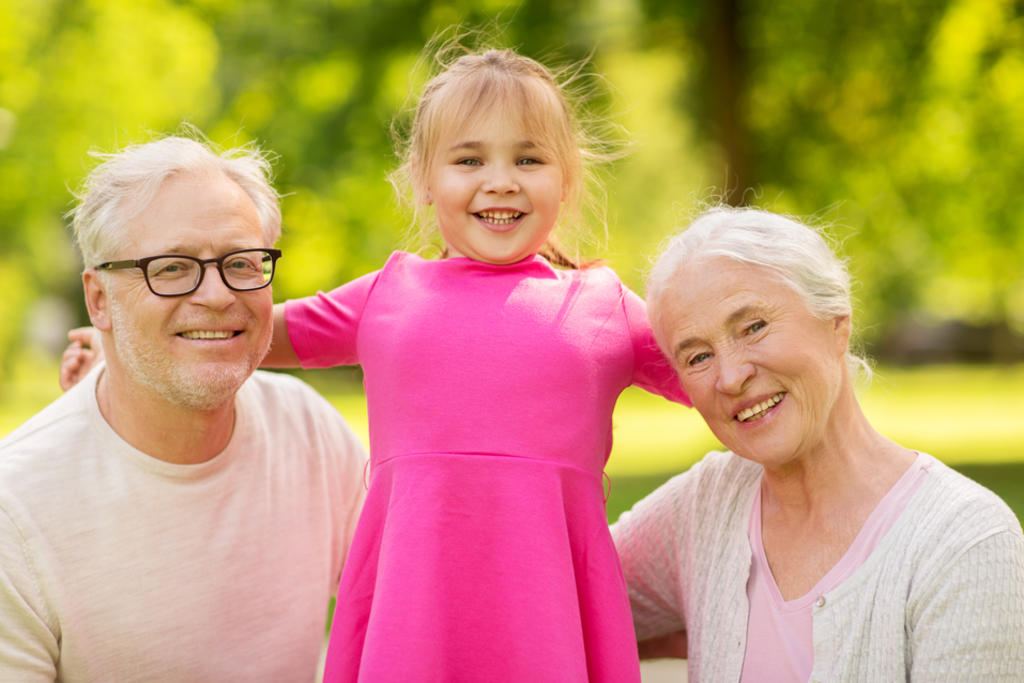 Los abuelos que cuidan ocasionalmente de sus nietos viven hasta cinco años más que los que no lo hacen. (ARCHIVO) 