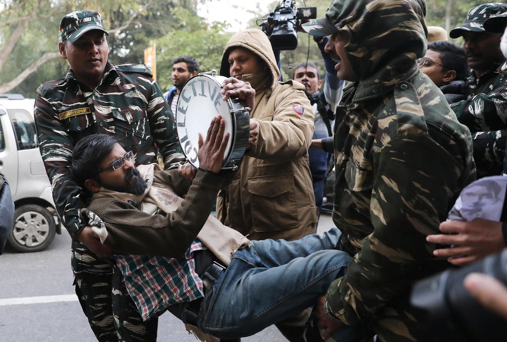La policía en Nueva Delhi apaleó el viernes a manifestantes que protestaban por una nueva ley que otorga la nacionalidad india a personas no musulmanas. (ARCHIVO) 