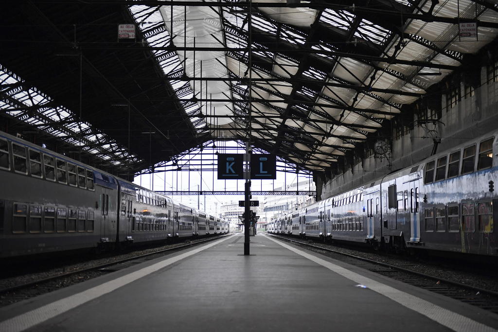 La Sociedad Nacional de Ferrocarriles (SNCF) anunció hoy, durante la vigesimotercera jornada de bloqueos, que durante el fin de semana circularán sólo tres de cada diez trenes. (EFE) 