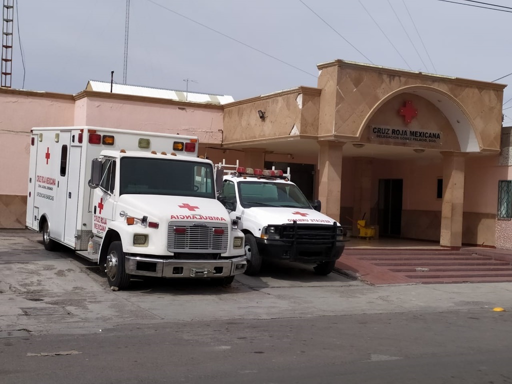 El menor lesionado fue trasladado en una ambulancia a las instalaciones de la Cruz Roja para su atención médica.