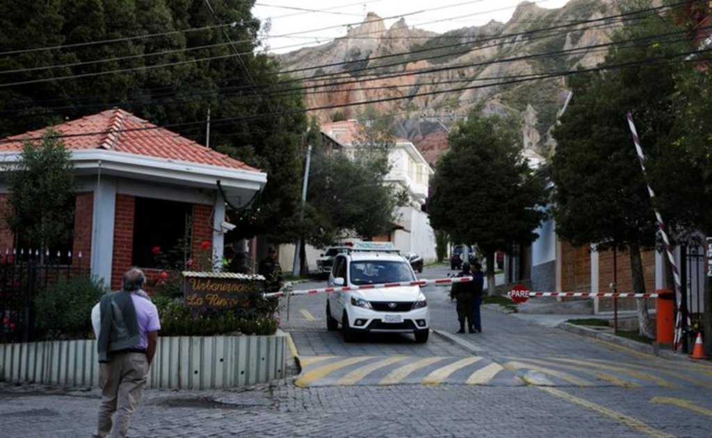 Elementos de seguridad de Bolivia intentaron detener el automóvil donde se trasladaban los diplomáticos españoles.