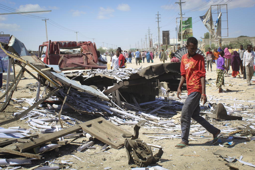 También han perdido la vida dos ingenieros de nacionalidad turca, trabajadores de la empresa Construcciones En-Ez encargada de las obras en esta carretera; según confirmó la embajada de este país en Mogadiscio.
(EFE)