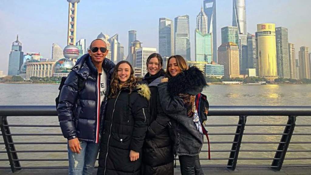Para estas vacaciones decembrinas, Andrea Legarreta decidió irse junto a su esposo Erik Rubín e hijas al otro lado del pacífico, pues la famosa conductora se encuentra disfrutando de unos relajantes días en Shanghái, China. (INSTAGRAM)
