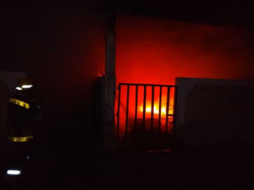 El personal de Bomberos se encargó de sofocar el incendio antes de que se propagara a otras zonas de la propiedad. (EL SIGLO DE TORREÓN)