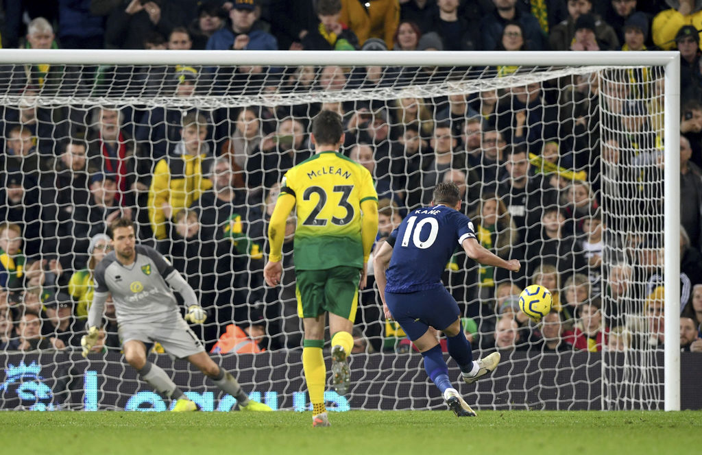 Harry Kane (10) marca de penal el tanto del empate a dos entre Tottenham y Norwich, el último lugar de la Premier League.