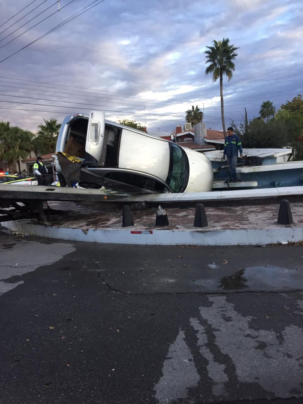 El vehículo Nissan Altima terminó volcado dentro de una fuente en la colonia San Isidro de Torreón. (EL SIGLO DE TORREÓN)