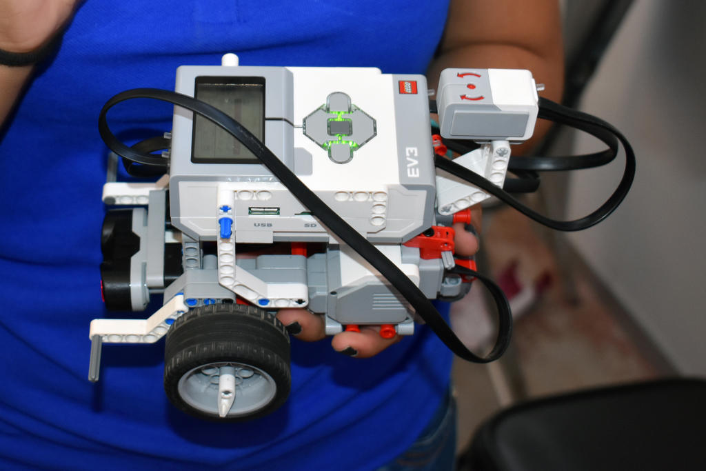 Los robots armados con piezas de LEGO son algunos de los que ayudan a crear a los tutorados de escuelas de educación básica.
