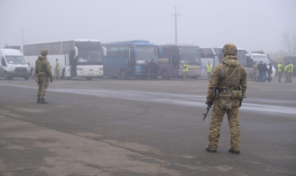 Ucrania y los separatistas prorrusos canjearon hoy 200 prisioneros de guerra en la línea de separación de fuerzas del Donbás, el primer intercambio desde 2017 y que es resultado del actual deshielo entre el presidente ucraniano, Vladímir Zelenski, y el ruso, Vladímir Putin. (EFE)