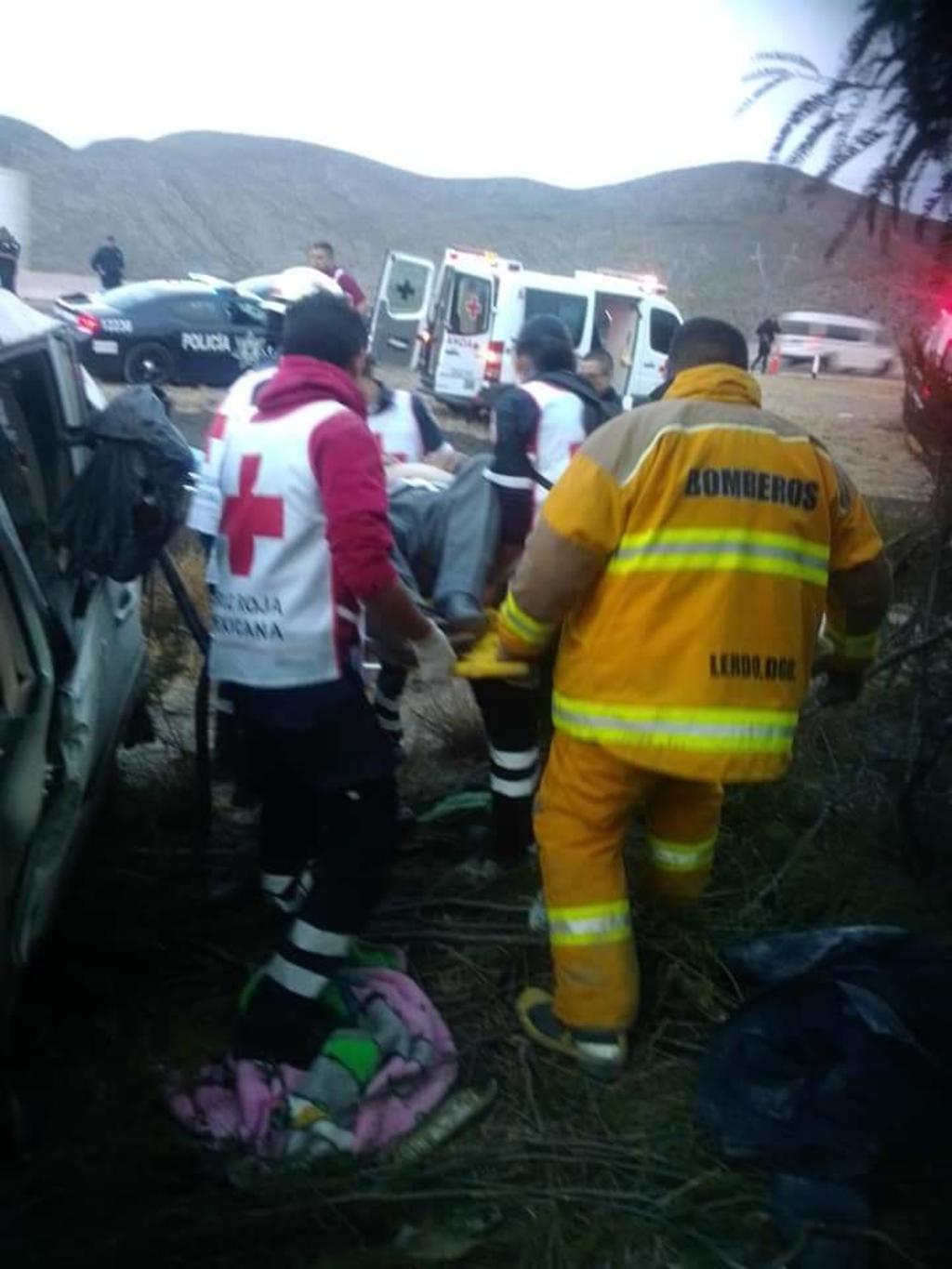 Las cuatro personas que perdieron la vida en una volcadura registrada la tarde del sábado sobre la autopista Durango-Gómez Palacio, ya fueron plenamente identificadas por sus familiares. (EL SIGLO DE TORREÓN)