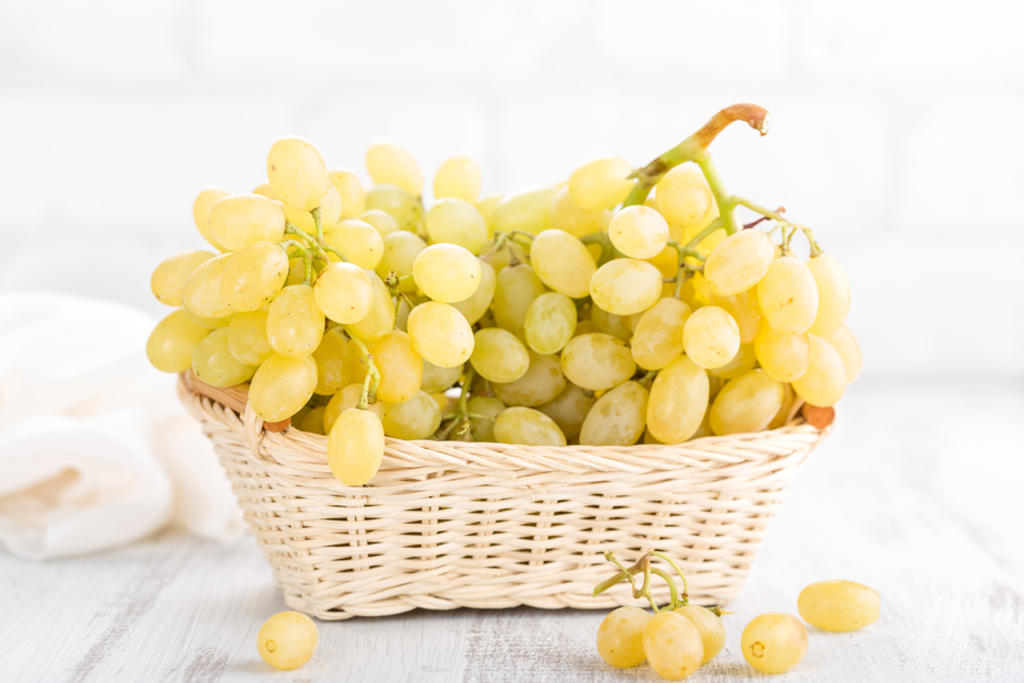 Además de para acompañar los buenos deseos del año venidero, las uvas sirven para limpian las arterias y proteger al corazón, asimismo, son regeneradoras y tienen alto valor nutricional. (ARCHIVO) 