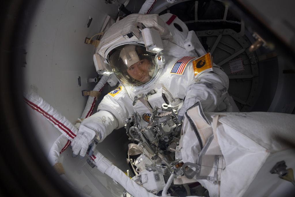 La astronauta estadounidense de la NASA Christina Koch se convirtió este sábado en la mujer que más tiempo ha estado en el espacio, 289 días. (ARCHIVO)