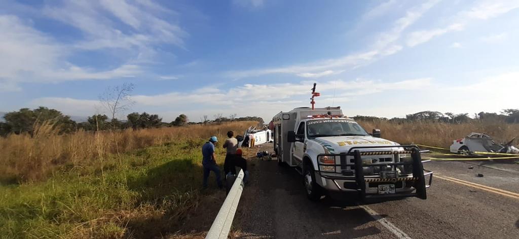 Un accidente carretero entre un Jetta y una camioneta Urban dejó al menos 10 muertos en Chiapas, según medios locales. (TWITTER)