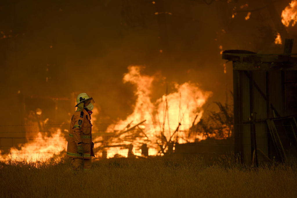 Las autoridades australianas pidieron a miles de turistas y residentes que evacuen una popular área natural en el sureste del país por los incendios forestales. (ARCHIVO) 