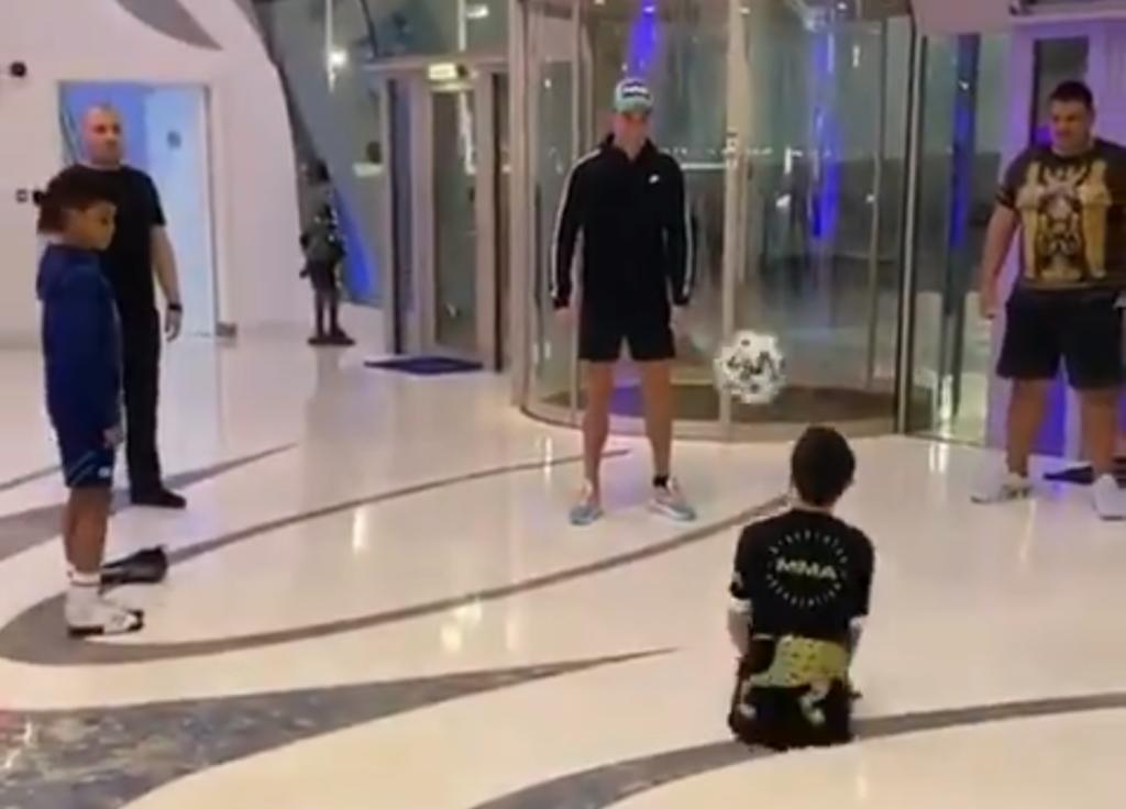 Cuando llegaba a su hotel de concentración junto con su hijo mayor, se dio tiempo para realizar algunos juegos con un niño al cual le faltaban las piernas. (ESPECIAL)