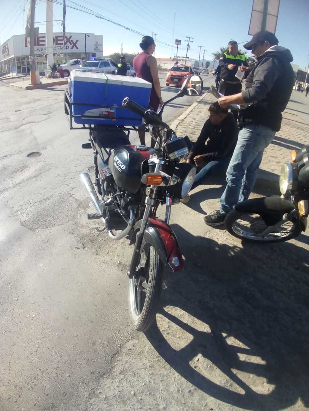 El motociclista se impactó en uno de los costados del automóvil particular en el fraccionamiento San Antonio de Gómez Palacio. (EL SIGLO DE TORREÓN)