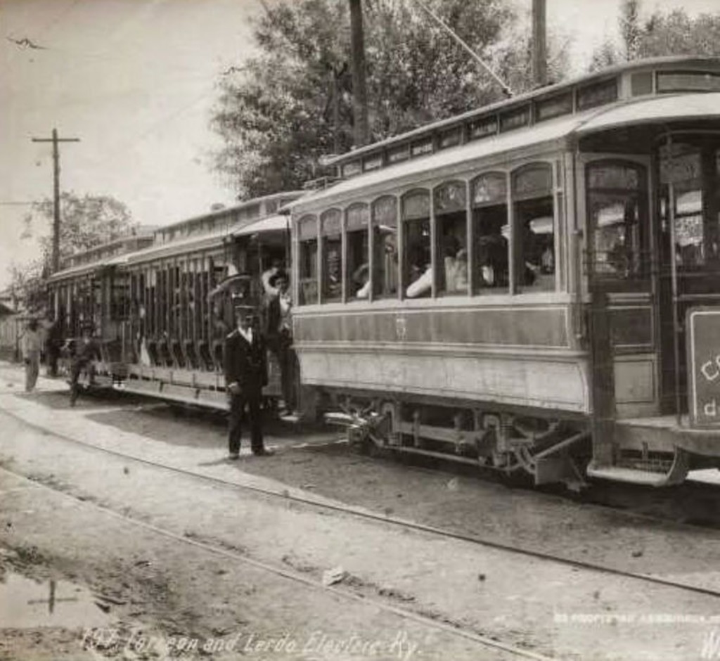Dentro de los medios de transporte más populares en 1920 se encontraban las rutas del tranvía eléctrico, uno llegaba hasta Lerdo y otro más era para su uso exclusivo en Torreón.