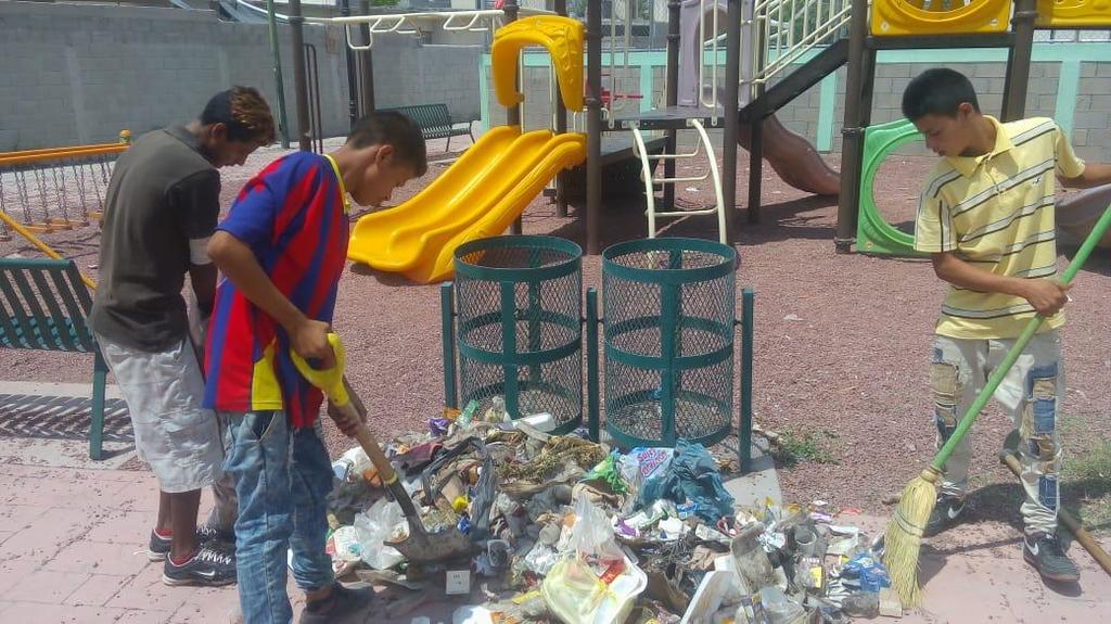 Niños, jóvenes y adultos, apoyan con la limpieza de espacios públicos y calles de los fraccionamientos y colonias en San Juan. (EL SIGLO DE TORREÓN/ANGÉLICA SANDOVAL)