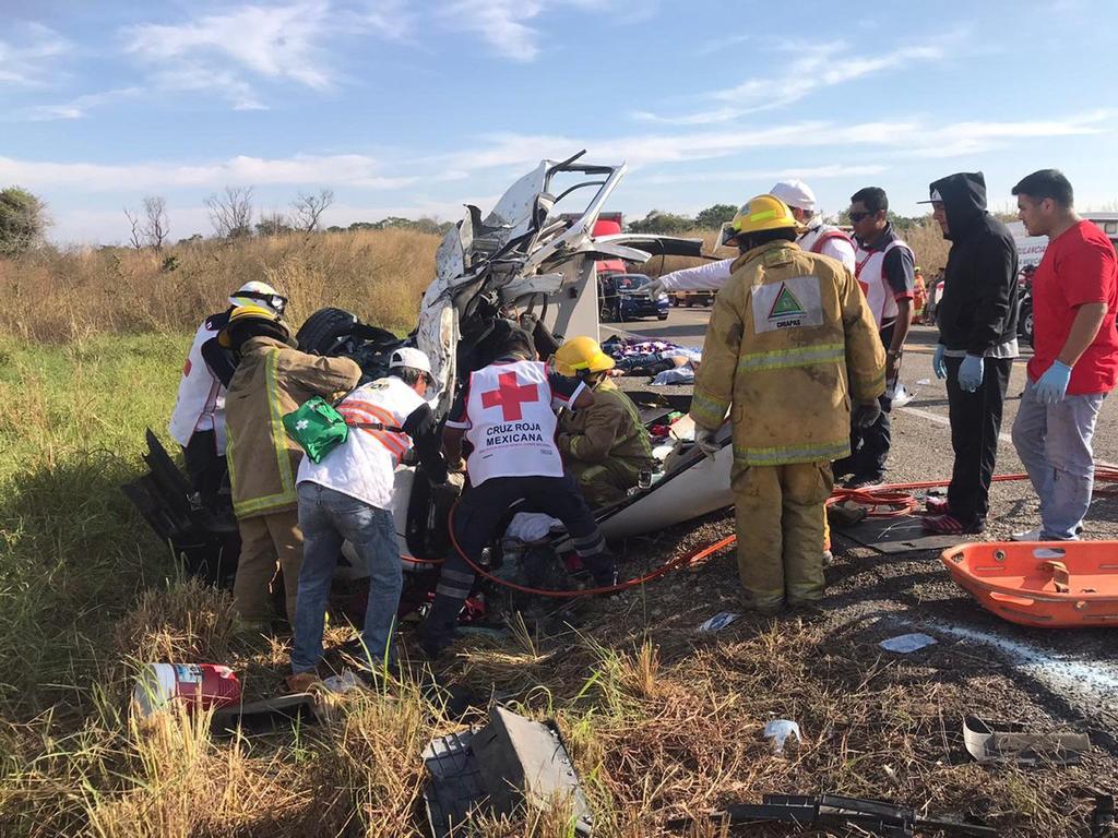 Familiares y autoridades identificaron nueve de 11 personas fallecidas este domingo en un accidente de tránsito en la carretera Ocozocoautla de Espinosa-Arriaga, informó la Fiscalía General del Estado (FGE). (EFE)