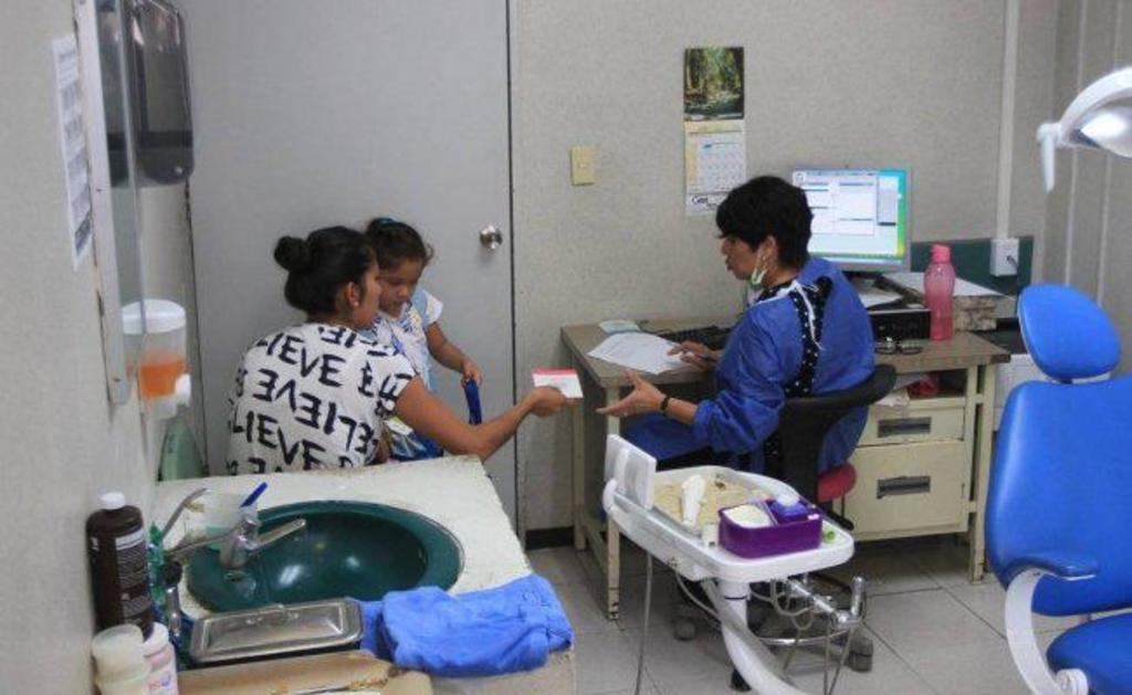 La baja cobertura gubernamental, los seguros obligatorios de gastos médicos para servicios dentales y el bajo nivel de ingresos son factores por los cuales los mexicanos enfrentan una disyuntiva respecto al cuidado de su salud bucal. (ESPECIAL)