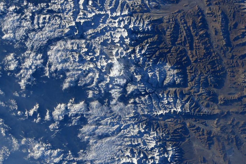 La montaña más alta de la Tierra, en una imagen tomada desde el espacio. (INTERNET)