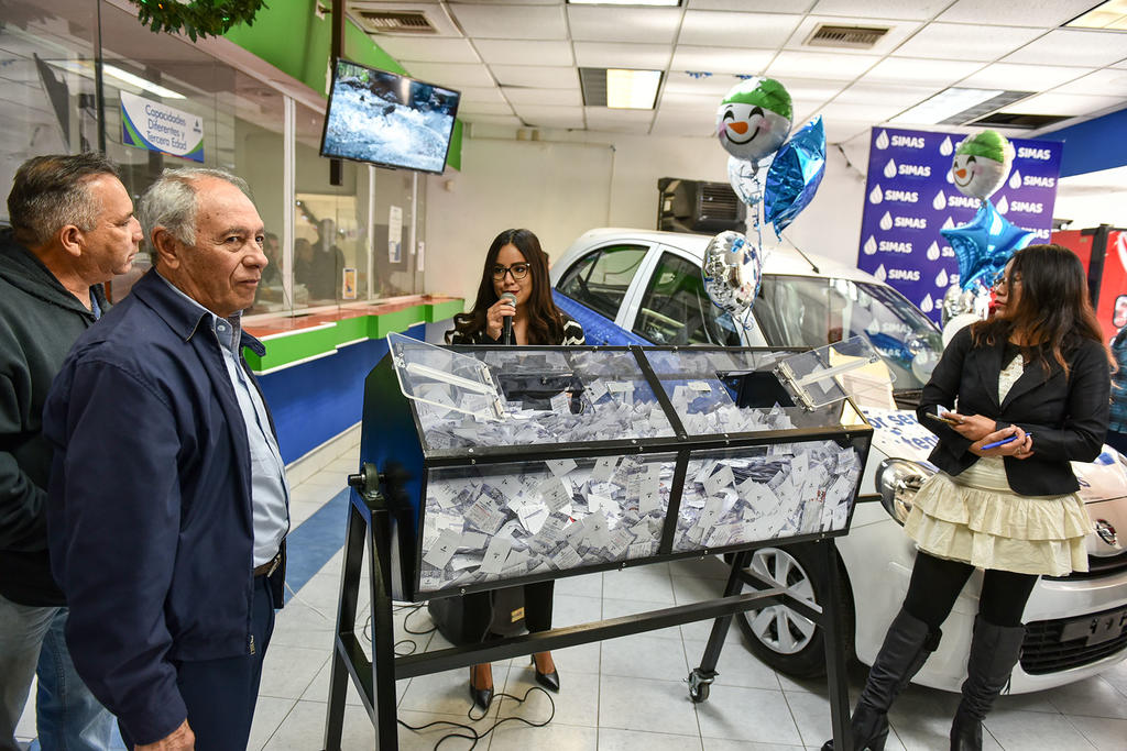 El Simas Torreón realizó hoy lunes su sorteo navideño 2019 para usuarios cumplidos, evento en el que se rifó un automóvil último modelo. (ERICK SOTOMAYOR)