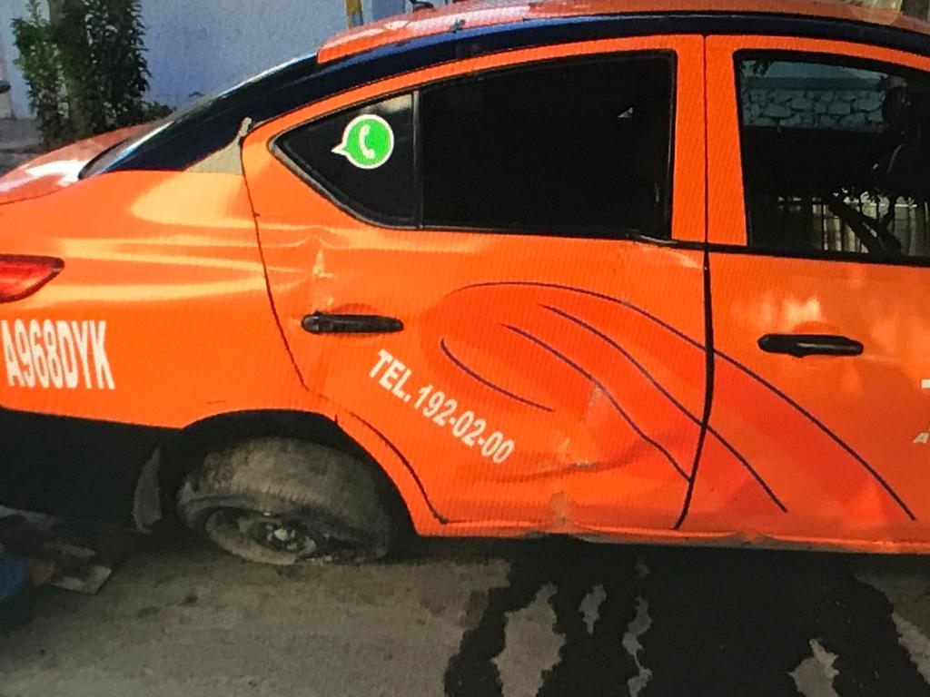 El vehículo señalado como responsable es un taxi de la base Alianza de reciente modelo, de color naranja. (EL SIGLO DE TORREÓN)
