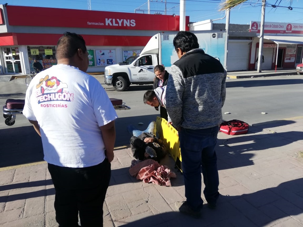 Personal de Cruz Roja atendió a los lesionados. (EL SIGLO DE TORREÓN)