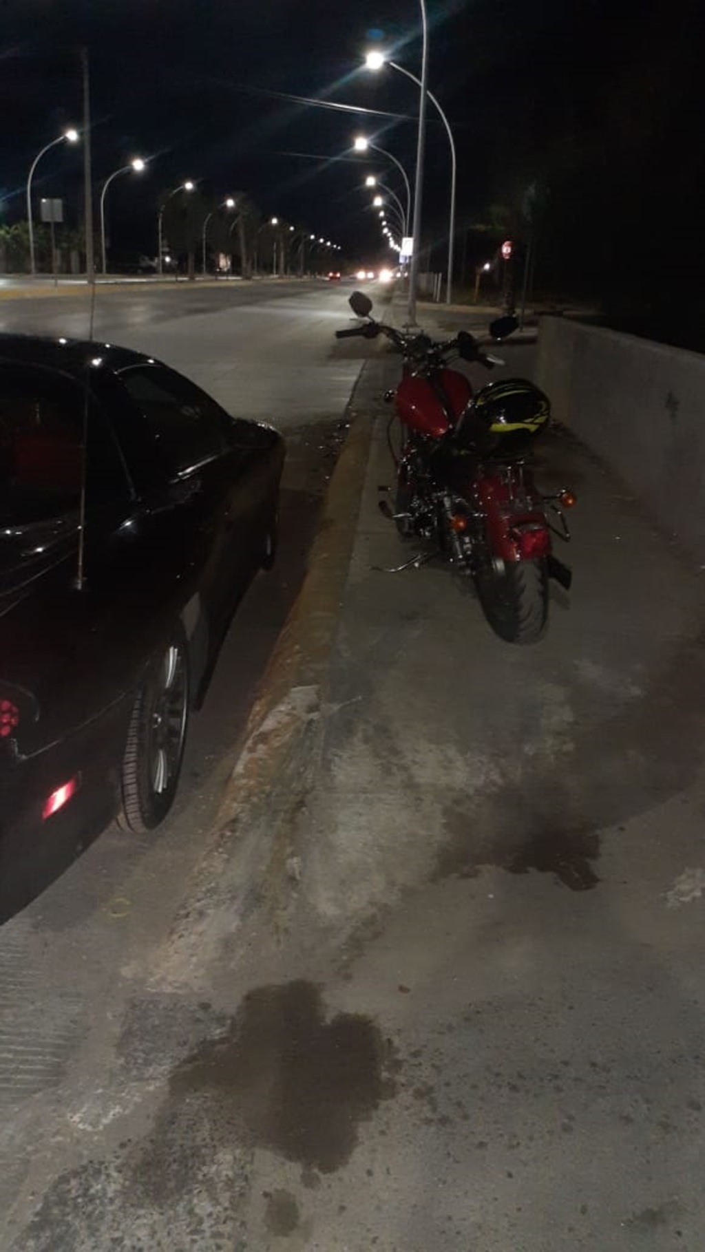El joven viajaba a bordo de una motocicleta Harley Davidson de color rojo con negro cuando ocurrió el accidente. (EL SIGLO DE TORREÓN)