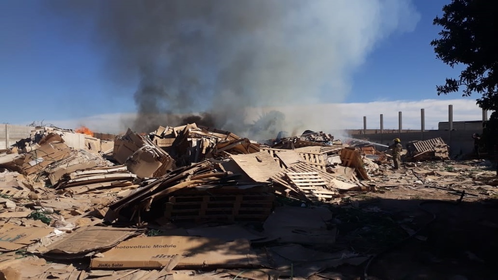 Uno de los incendios fue en un lugar donde se almacenan tarimas de madera, cartón y otros materiales flamables. (EL SIGLO DE TORREÓN)