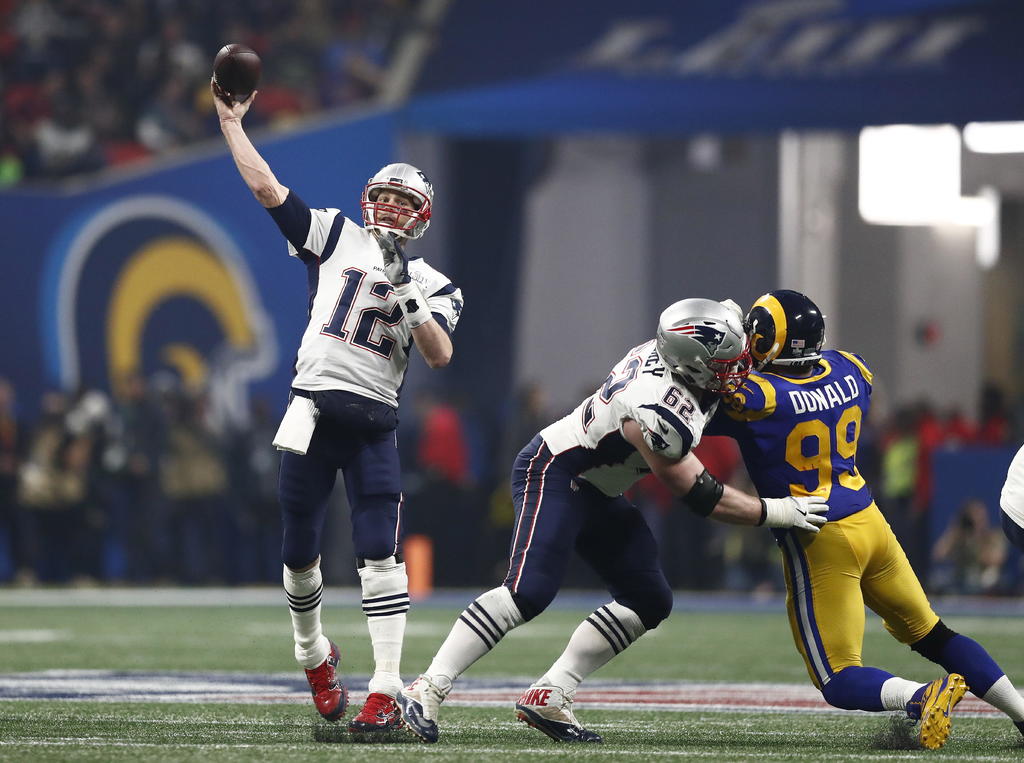 Tom Brady y los Patriotas de Nueva Inglaterra lograron su sexto título del Super Bowl, al vencer 13-3 a los Carneros de Los Ángeles. (ARCHIVO) 