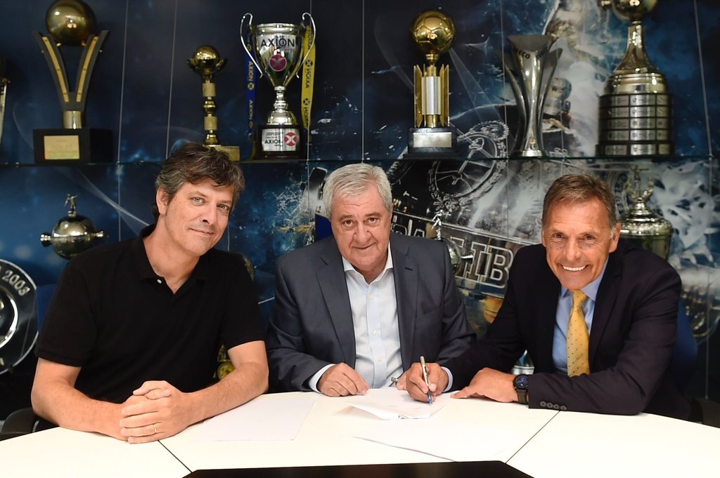El estratega xeneize firma el contrato que lo liga a uno de los clubes más famosos de Argentina. (ESPECIAL) 