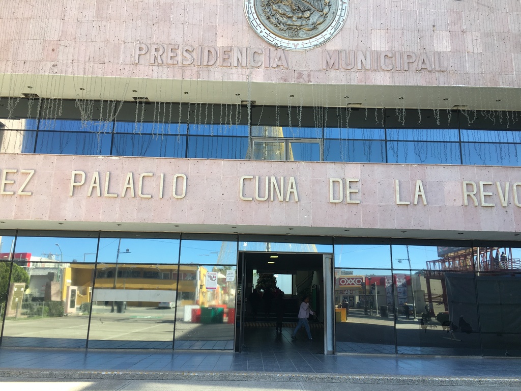 Un grupo de sindicalizados en Ayuntamiento de Gómez Palacio rechazan la reelección del secretario. (EL SIGLO DE TORREÓN)