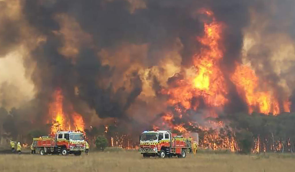 Centenares de incendios arden en esta última jornada del 2019 en Australia, en donde la atención se centra principalmente en la costa suroriental del país debido a las altas temperaturas, los fuertes vientos y el avance de las llamas hacia la costa. (AP)
