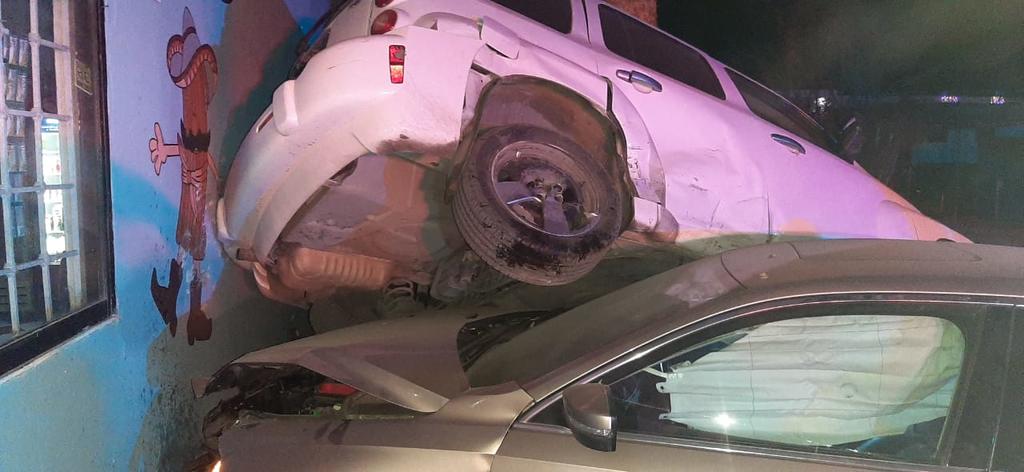 Una joven de 18 años de edad impactó su vehículo de reciente modelo contra un automóvil estacionado y causó daños a la fachada de un negocio ubicado en la colonia Villa Jardín de Ciudad Lerdo. (EL SIGLO DE TORREÓN)