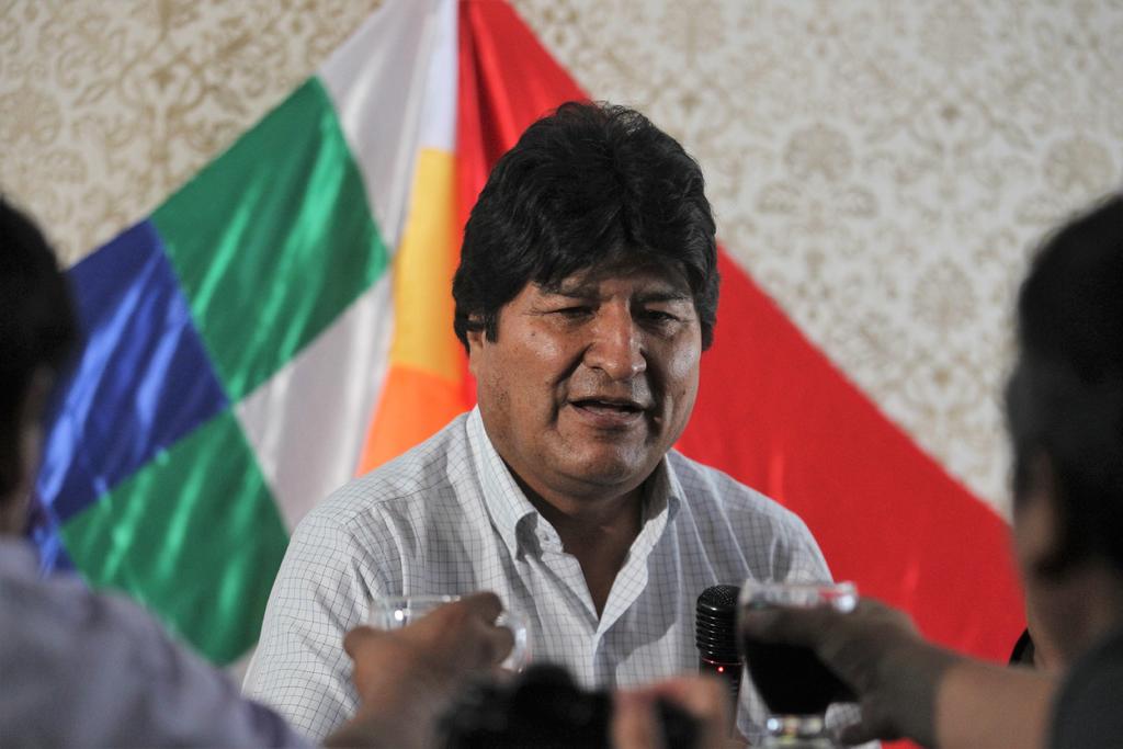 Morales encabezó este martes un brindis con referentes de agrupaciones bolivianas en Argentina en la vivienda de un compatriota suyo en el barrio porteño de Liniers. (EFE)