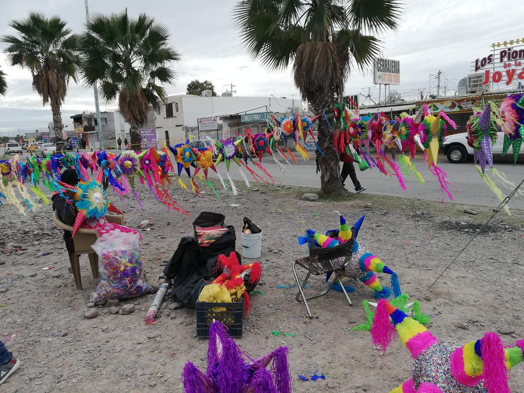 Pedro es originario del Estado de México y tiene la esperanza que en este último día del año viejo logre vender un mayor número de piñatas, globos de cantolla y luces de bengala. (EL SIGLO DE TORREÓN)