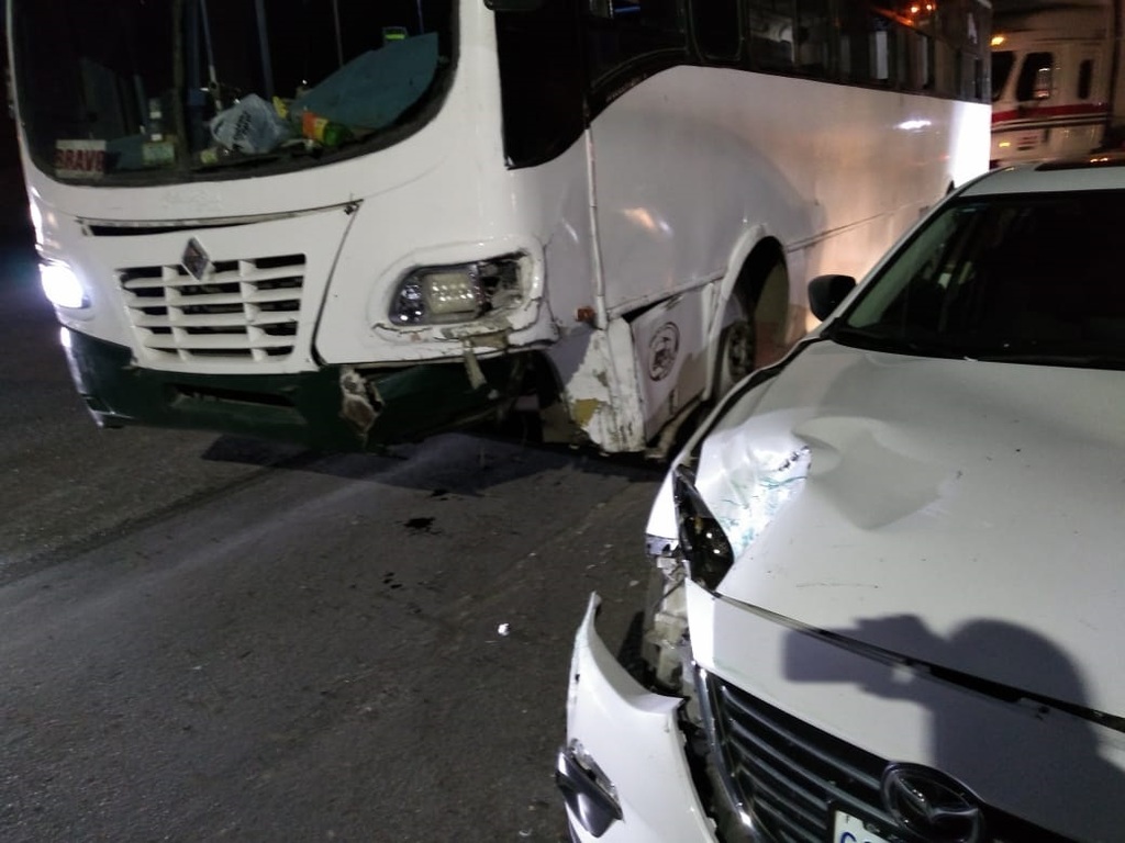 El conductor del automóvil no hizo el alto, y al incorporarse a la calzada Diagonal Reforma un autobús de pasajeros lo impactó. (EL SIGLO DE TORREÓN)