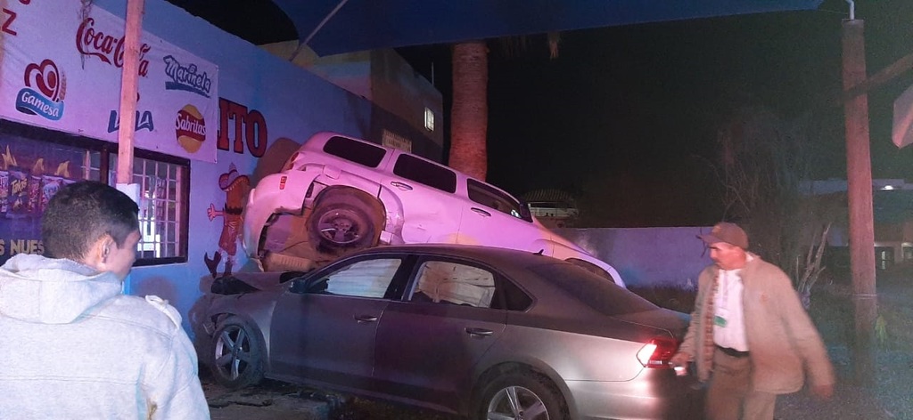 El vehículo Volkswagen Passat se impactó contra un automóvil estacionado y causó daños a la fachada de un negocio. (EL SIGLO DE TORREÓN)