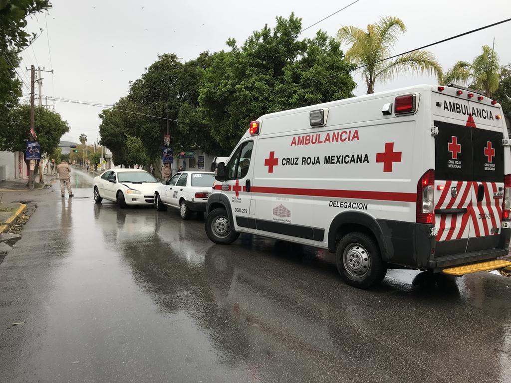 Paramédicos de la Cruz Roja arribaron al lugar para atender a los pasajeros del vehículo de alquiler, mismos que no presentaron lesiones de consideración. (EL SIGLO DE TORREÓN)