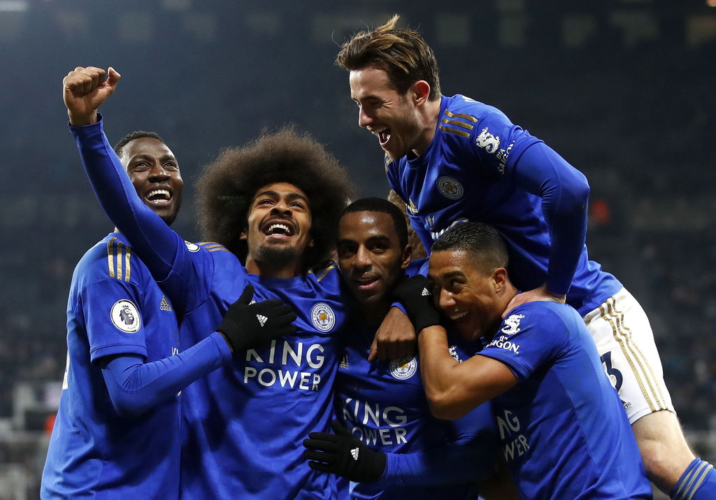 Jugadores del Leicester celebran el tercer gol del equipo, en la victoria 3-0 sobre Newcastle. (EFE)
