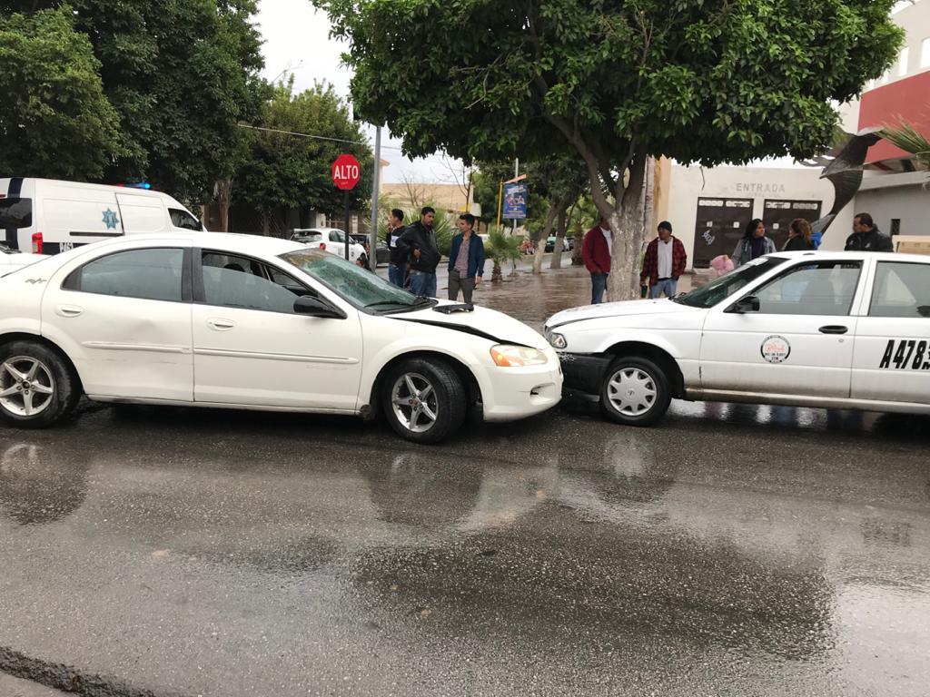 Un vehículo Dodge Stratus se abrió demasiado y se impactó de frente contra un taxi. (EL SIGLO DE TORREÓN)