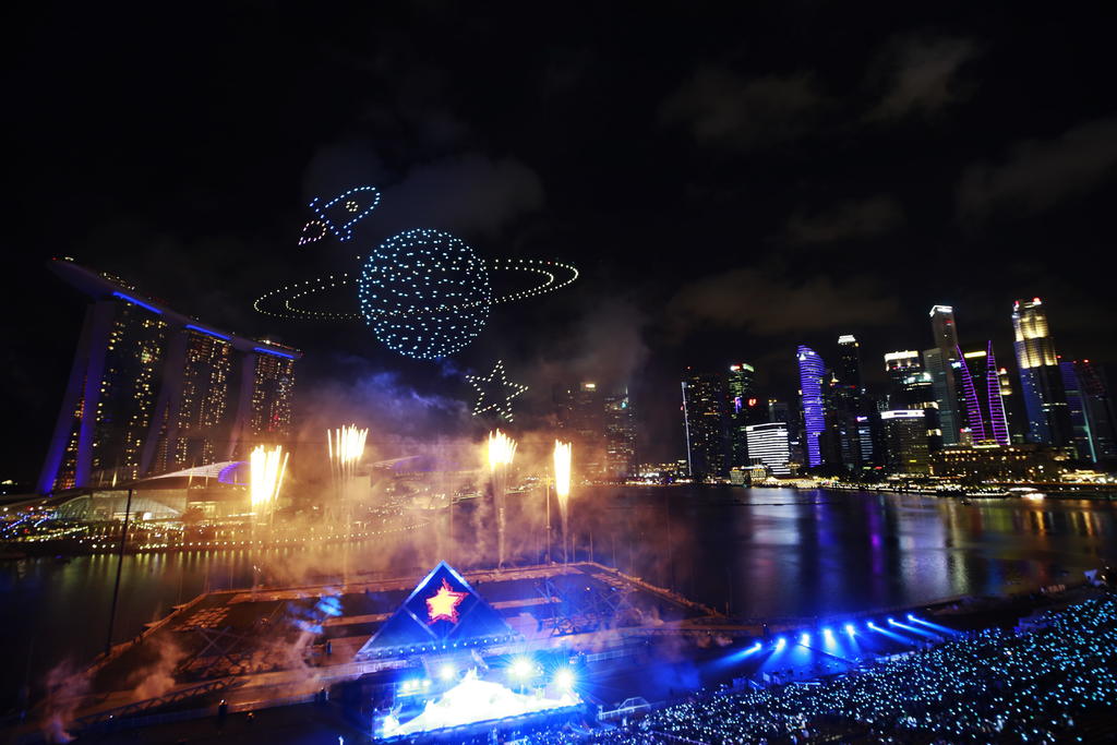 Shanghái rechazó las exhibiciones tradicionales de fuegos artificiales para celebrar el Año Nuevo, llenando los cielos con miles de drones sincronizados. (ARCHIVO) 