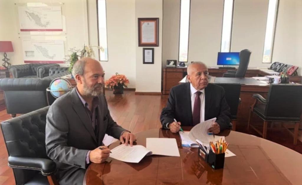Francisco Garduño, titular del INM, y Jorge Leonel Wheatley, responsable del Renapo, firmaron el acta de instalación de un grupo de trabajo. (EL UNIVERSAL)