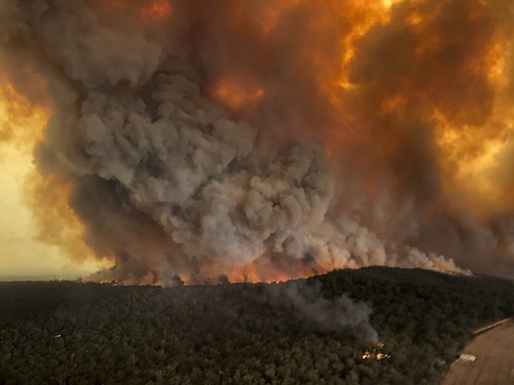 La población de la zona sur de Australia considera que la gestión de Morrison no ha dado ayuda significativa contra los incendios. (AP) 